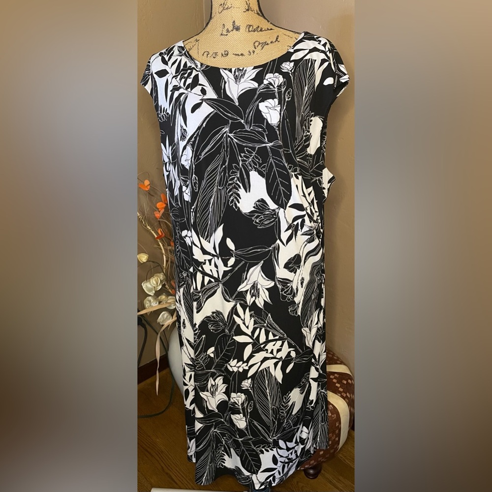 Connected Apparel Black and white Monochrome Leaf Floral Print Midi Sleeveless